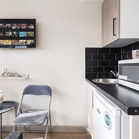 Serviced Ensuite Modern Studio - Sleeps 2 - Near Wembley Stadium - Good Transport Link To Central London - Harrow Ha3 Hatch End المظهر الخارجي الصورة