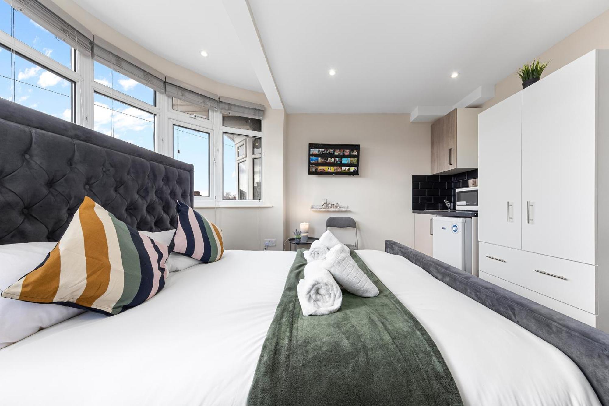 Serviced Ensuite Modern Studio - Sleeps 2 - Near Wembley Stadium - Good Transport Link To Central London - Harrow Ha3 Hatch End المظهر الخارجي الصورة